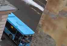 Автобус влетел в остановку на Нарвском проспекте и крыша остановки пробила кабину. Скорых не…