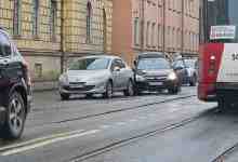 На Старо-Петергофском Опель въехал в Пежо Трамвайные пути заблокировали