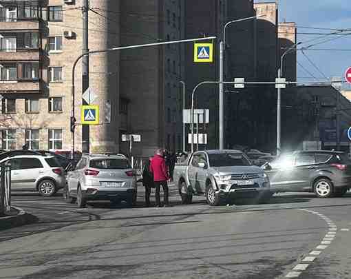 Хенде столкнулся с Митсубиси на перекрёстке Якорной и Брантовской дороги