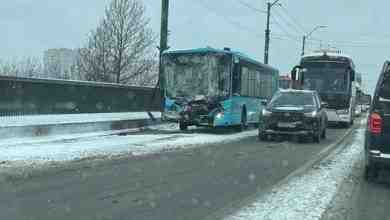 Автобус на Невском путепроводе, мордой влетел в грузовик «пятерочка»