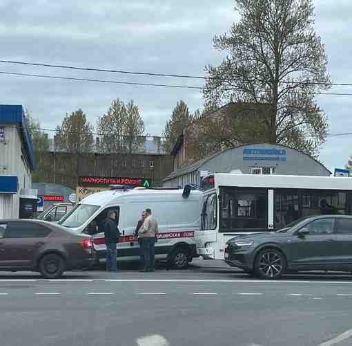 На пересечении Полюстровского проспекта и Замшиной улицы ДТП со скорой и автобусом. Скорая сидит…