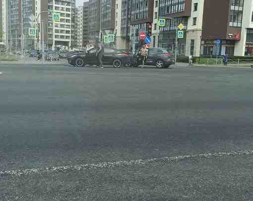 Сильнейший удар на перекрëстке проспекта Ветеранов и улицы Генерала Кравченко Все живы Слава Богу!