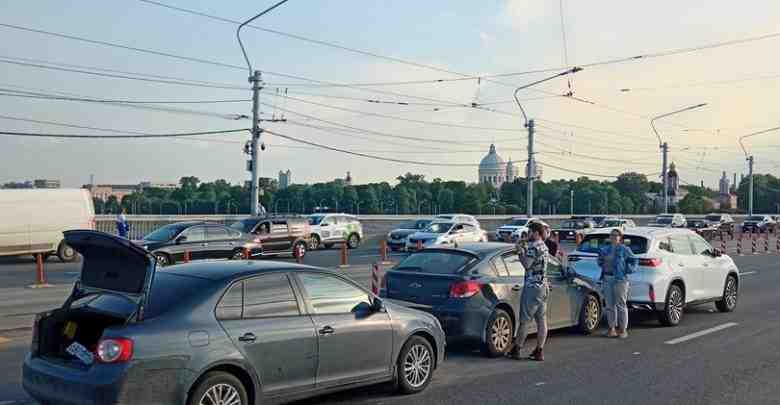 Плотный летний тройничок на мосту Александра Невского