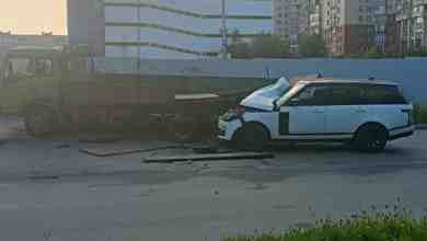 Рендж Ровер испортился об кузов грузовика на Улице Ивана Фомина