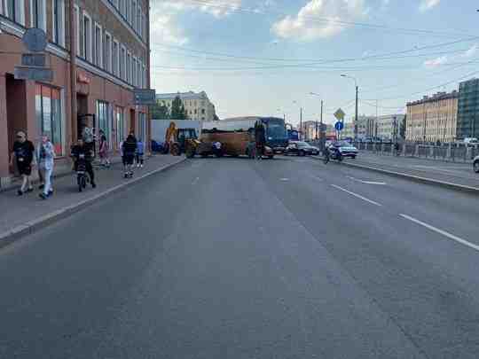 Полностью перекрыта набережная Обводного канала на повороте со Шкапина