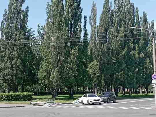 Перекрёсток ул.Тухачевского и Шоссе Революции. Сегодня в 13:38 во время зелёного сигнала для пешеходов,…