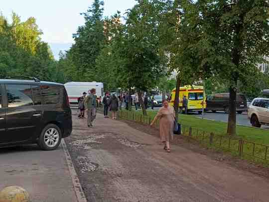 ДТП с участием водителя мотоцикла, на улица Руднева, пересечение с Сиреневым бульваром. реанимация стоит….