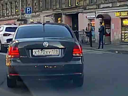 Пересечение 2 сплошных и поворот с Разъезжей на Большую Московскую со встречной полосы