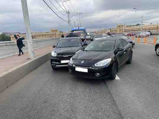 На мосту Александра Невского 18 июня примерно в 18:30 водитель Чери тигго сначала остановился,…