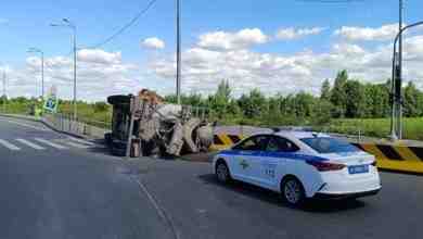 В Колпине на крутом повороте упал миксер, водитель сказал, что заклинило колесо