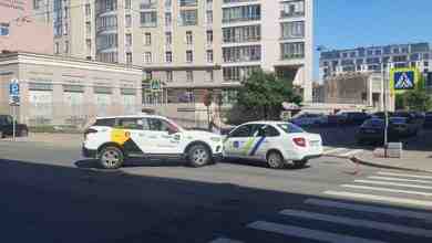 Таксист и автомобиль по мониторингу за парковкой столкнулись на пересечении Барочной и Петрозаводской