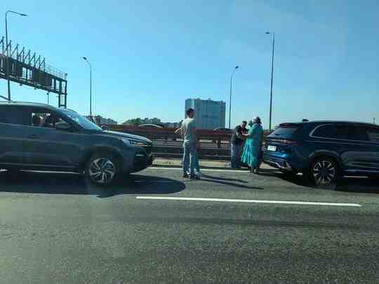 ДТП в пробке из-за ДТП, внутренняя сторона КАД на съезде с вантового моста. (1…