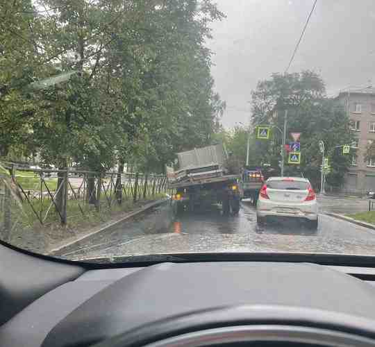 На улице Академика Шиманского развалился грузовик, пробке быть(