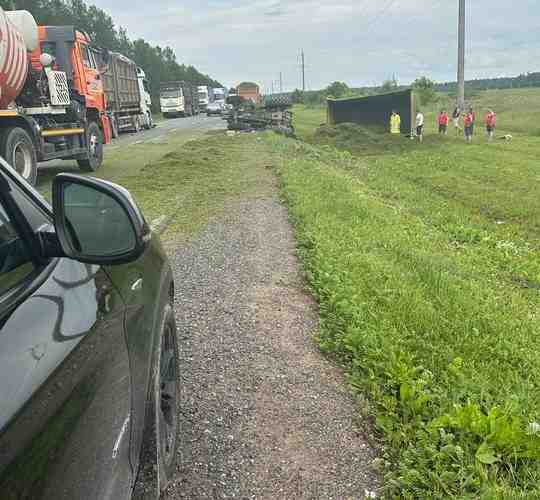 В Сяськелеве на 120 километре опрокинулся трактор с прицепом, Человека под прицепом завалило травой…