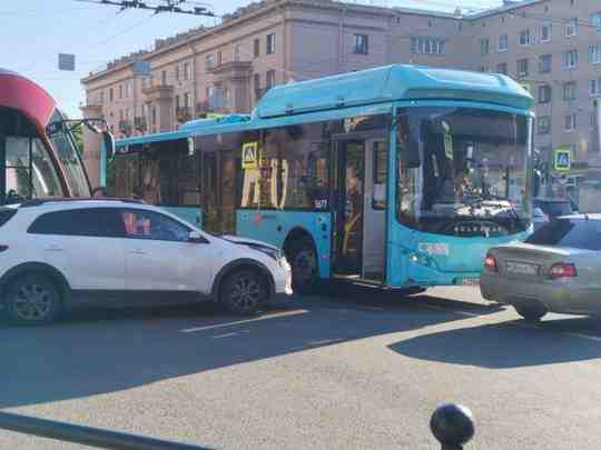 На пересечении Трефолева и Стачек со слов очевидца автобус ехал на красный и соответственно…