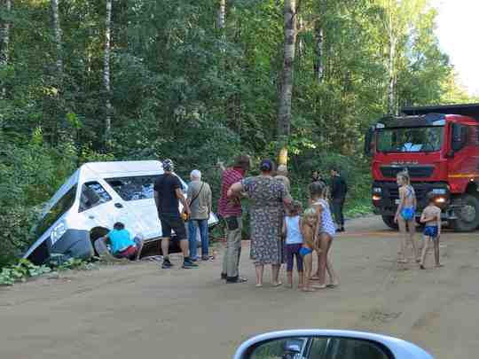 Под Мгой, на дороге в Малуксу, несколько часов назад в кювет угодила Газель полная…