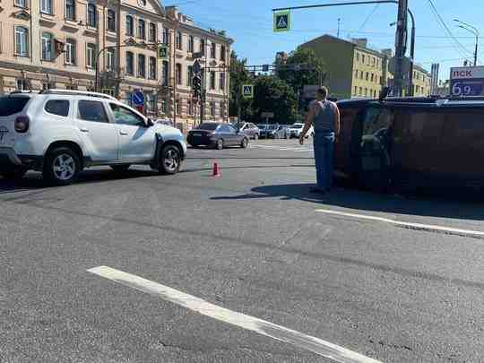 На Боровом мосту отдыхает автомобиль