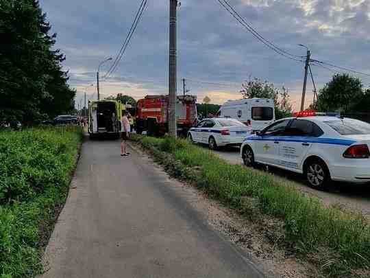 Парголово, Ул Первого Мая. Девушку в тяжелом состоянии в машину реанимации погрузили. Автобус с…