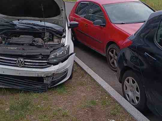 Пьяный таксист влетел в припаркованные автомобили на Авиаконструкторов у дома 69. До этого повредил…