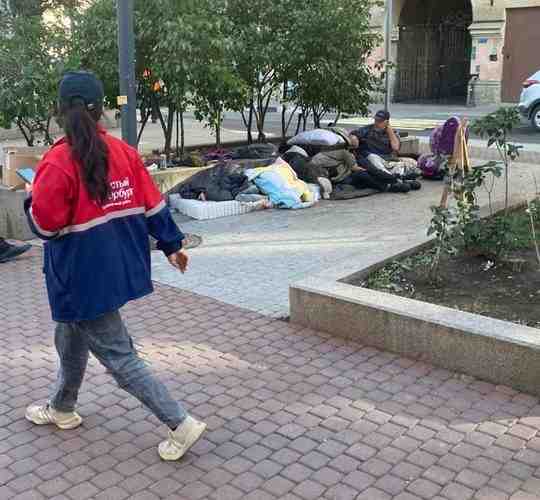 На Большой Московской поселились бездомные. Запах ужасный. Помимо того, что они там живут, так…