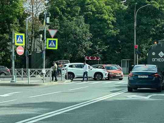 ДТП в городе Сертолово, в сторону города. Заняли правую полосу, мешают на поворот к…