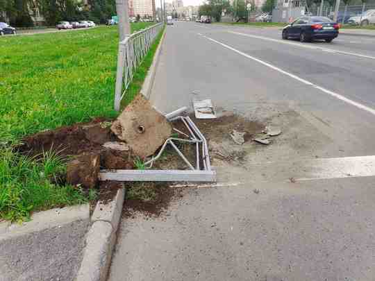 Видео сегодняшнего ДТП в 13:10 на Латышских стрелков 7к1. Автомобиль с места ДТП уехал