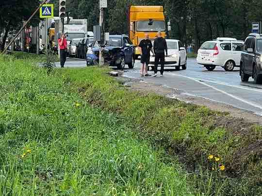 На перекрёстке Аннинского и Красносельского шоссе Не особо видно, но судя по остановившейся машине,…