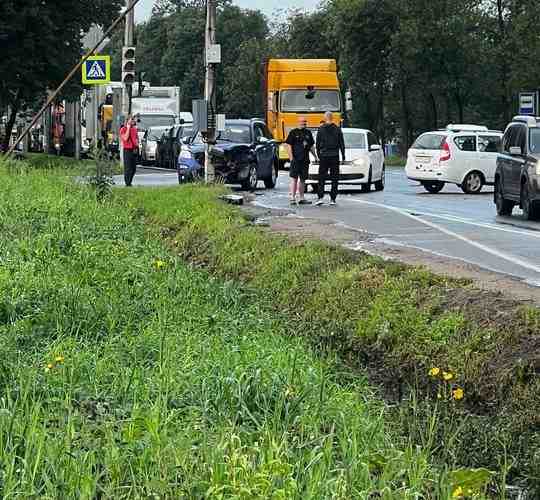 На перекрёстке Аннинского и Красносельского шоссе Не особо видно, но судя по остановившейся машине,…