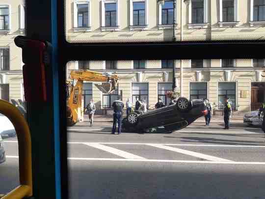 Отдыхает на Невском проспекте Предположительно водитель заснул за рулём и наехав на препятствие перевернулся