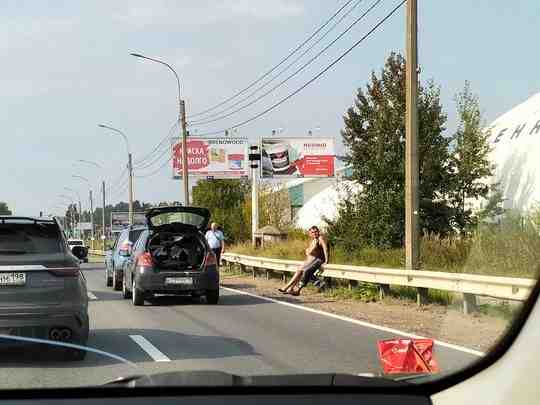 На Выборгском шоссе Тойота въехала в Рено и осталась без переднего бампера (в багажнике)