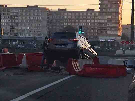 Съезд с Володарского моста на проспект Обуховской обороны. Повис на пузике