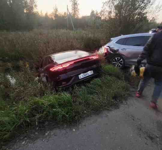 В Массиве Дунай Всеволожского района Ленинградской области водитель черной машины с признаками САО на…