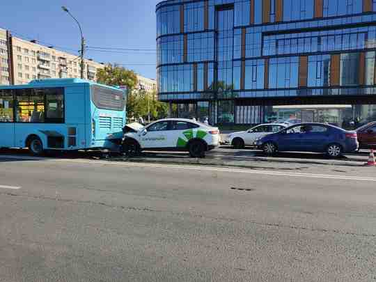 Дневное ДТП в г. Колпино, на ул. Веры Слуцкой. Завершили аренду в автобусе