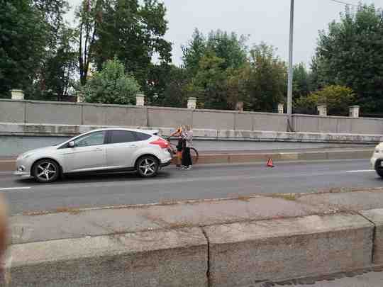 На Обводном канале, почти под Лиговским пр. в сторону центра дама на фокусе с…