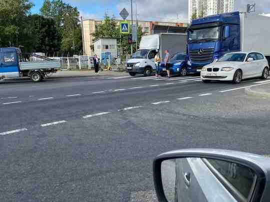 Хендэ притерся с грузовым Мерседесом на Витебском проспекте, перед поворотом в посёлок Шушары