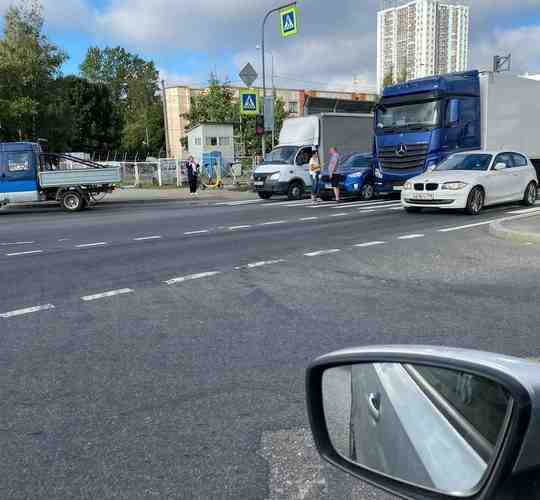 Хендэ притерся с грузовым Мерседесом на Витебском проспекте, перед поворотом в посёлок Шушары