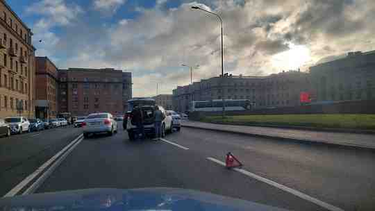 Авария на въезде на мост Александра Невского со стороны Заневского проспекта, перегорожены правый ряд…