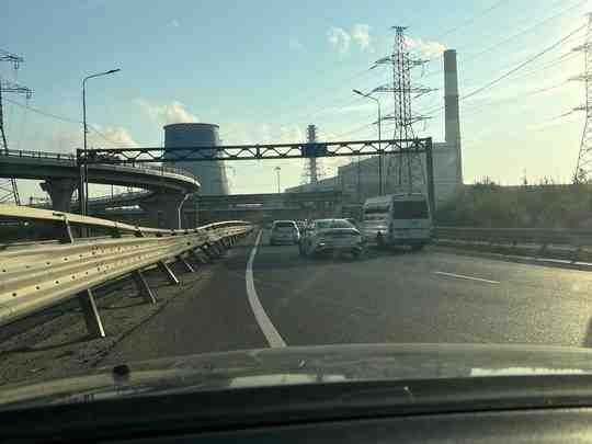 При съезде с КАД в сторону софийской произошло ДТП Притерла фура, чуть не впечатала…