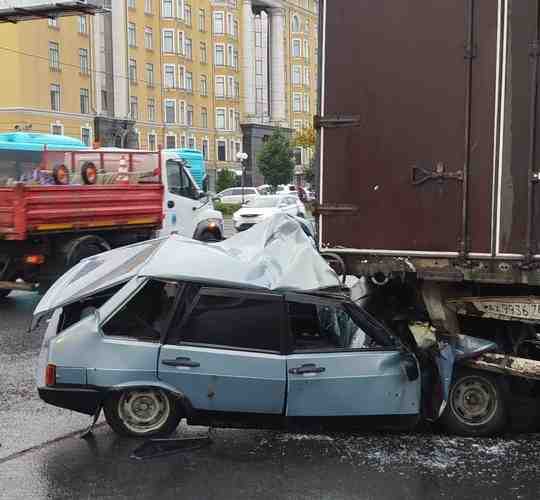 Красиво, ты вошла в мою грешную жизнь (с) Меладзе на Обводном UPD. У дома…