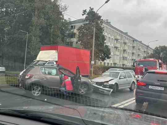 На Кубинской улице у д42 водитель Фольксвагена ударил в бок Рено. В Рено на…