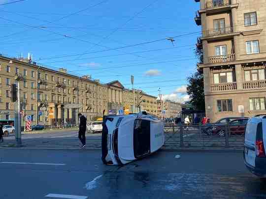 На перекрёстке Кантемировской и Лесного. Пожарка ставила на колеса. Каршеринг и вторая тачка Cherry…