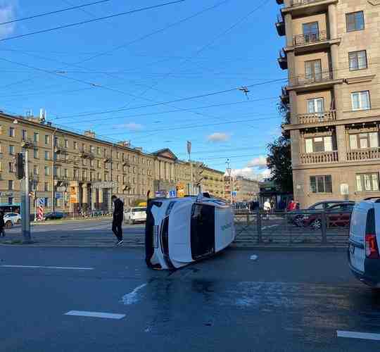 На перекрёстке Кантемировской и Лесного. Пожарка ставила на колеса. Каршеринг и вторая тачка Cherry…