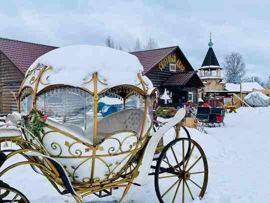 Русская Деревня Шуваловка В деревне можно прогуляться в красивых декорациях русской деревни, вкусно отобедать…