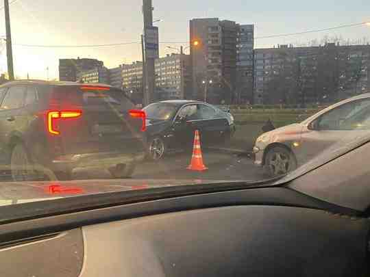 Пять машин столкнулись на спуске с моста , от метро Автово, в сторону трамвайного…