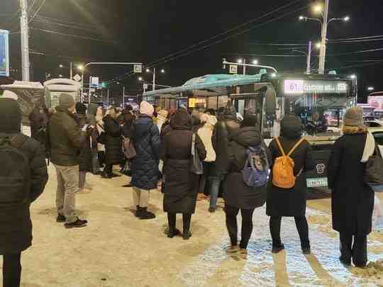 61-й автобусный маршрут — единственный, который связывает ЖК «Цветной город» со станцией метро «Академическая»….