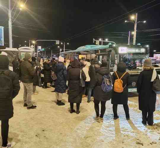 61-й автобусный маршрут — единственный, который связывает ЖК «Цветной город» со станцией метро «Академическая»….