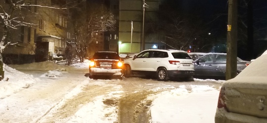 Водитель Хендэ Акцент в Красном Селе ехал прямо вдоль дома 10, корпус 1, по…