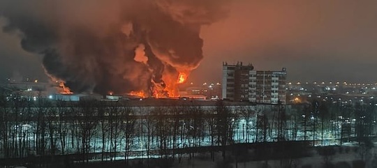 Сильный пожар в Гатчине на Индустриальной Горят почти 2000 квадратов склада ацетона. Тушат 50…