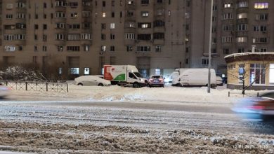 Парковка у дома 61 на Варшавской. Как можно было так умудриться не заметить друг…