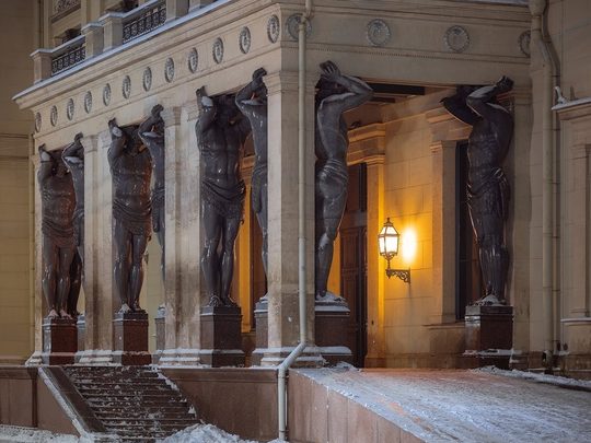 Атланты Эрмитажа Фото: paveldemichev